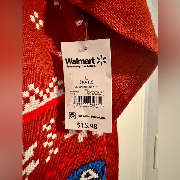 NWT Marvel sweater featuring the Avengers - Picture 9 of 9